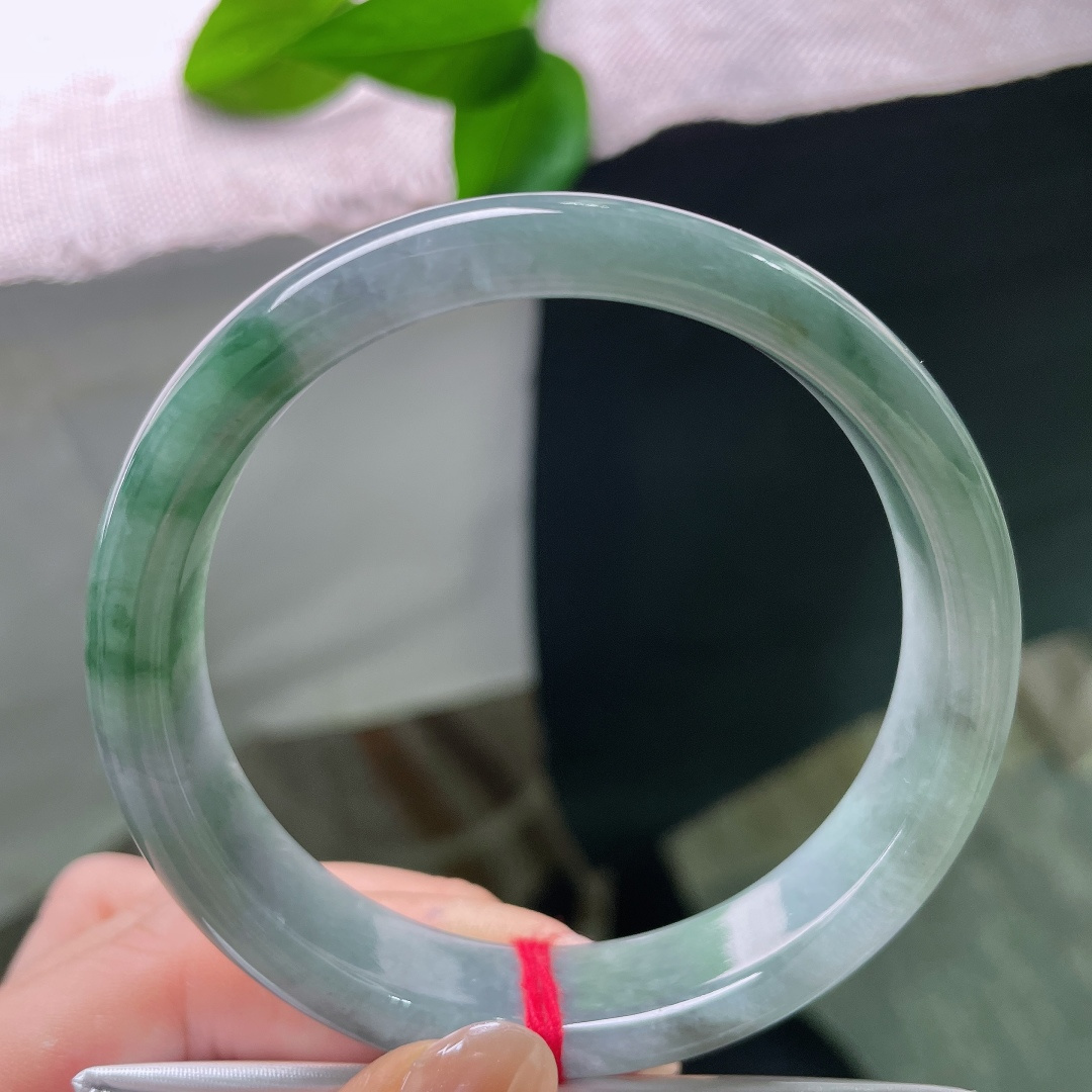 油青正圈，一点皮纹，风格兼容多种年龄，年轻佩戴清雅灵动，长辈佩戴温润端庄。ss58019a