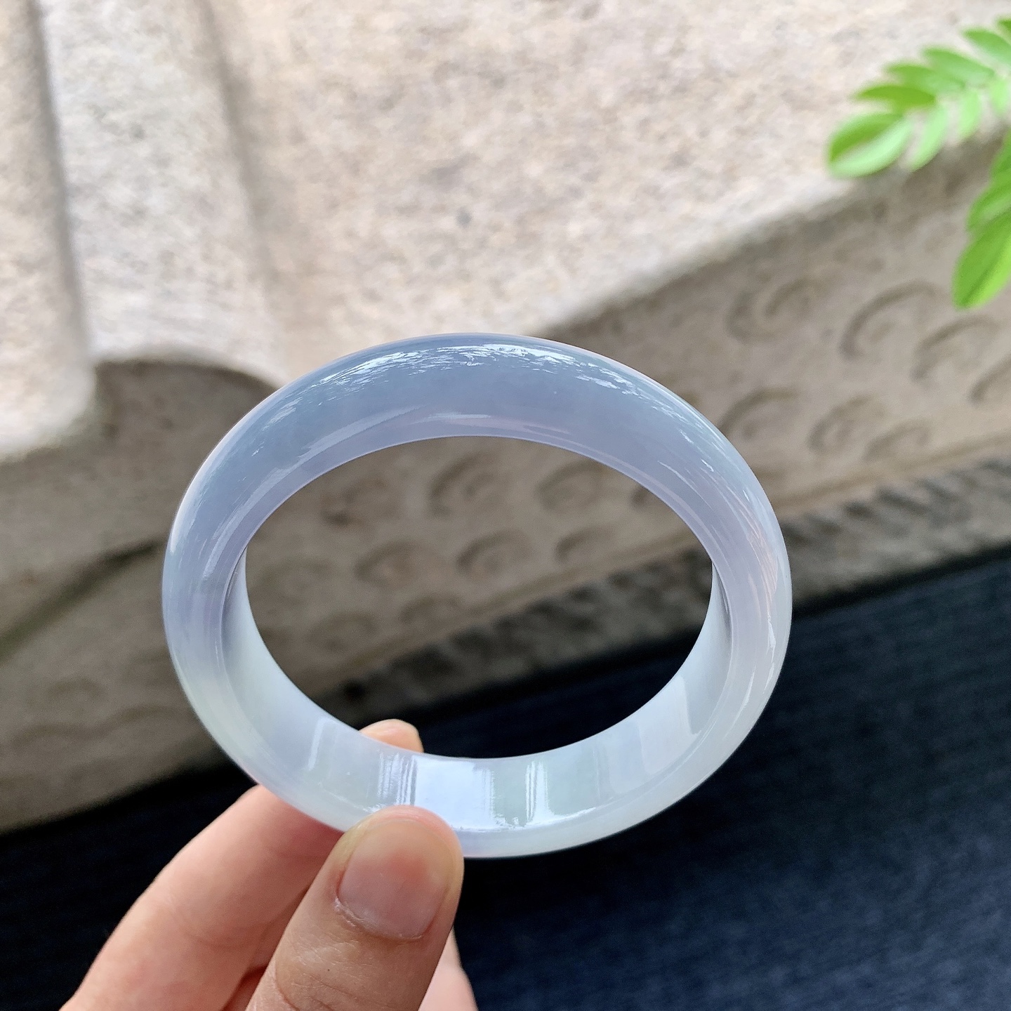 正圈55 56，圈口56.7/13.8/7.8，编码HJ061423，描述细糯，水润，种老，细腻，无裂。