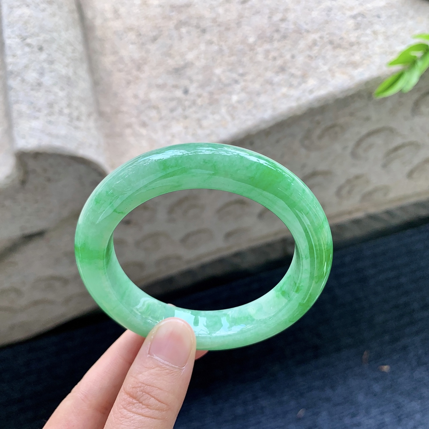 正圈54 55，圈口55.4/11.9/10，编码T1090422，描述：阳绿，满绿，水润，种老，细腻，无裂。