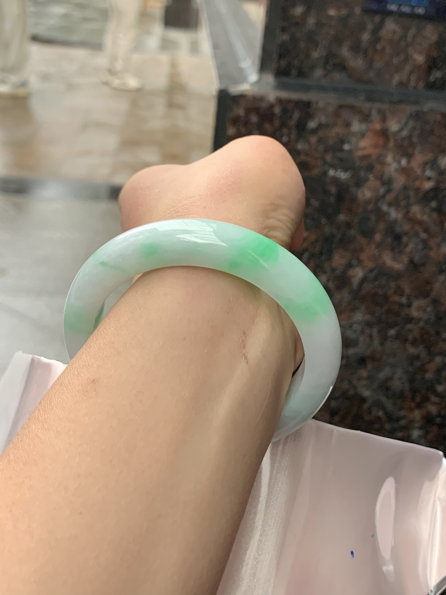 白底青正圈, 0423-N521, 无裂，底妆细腻，阳绿花点缀腕间风华，干净纯净的底色上，一抹翠色肆意流淌，宛如春日里的繁华盛景