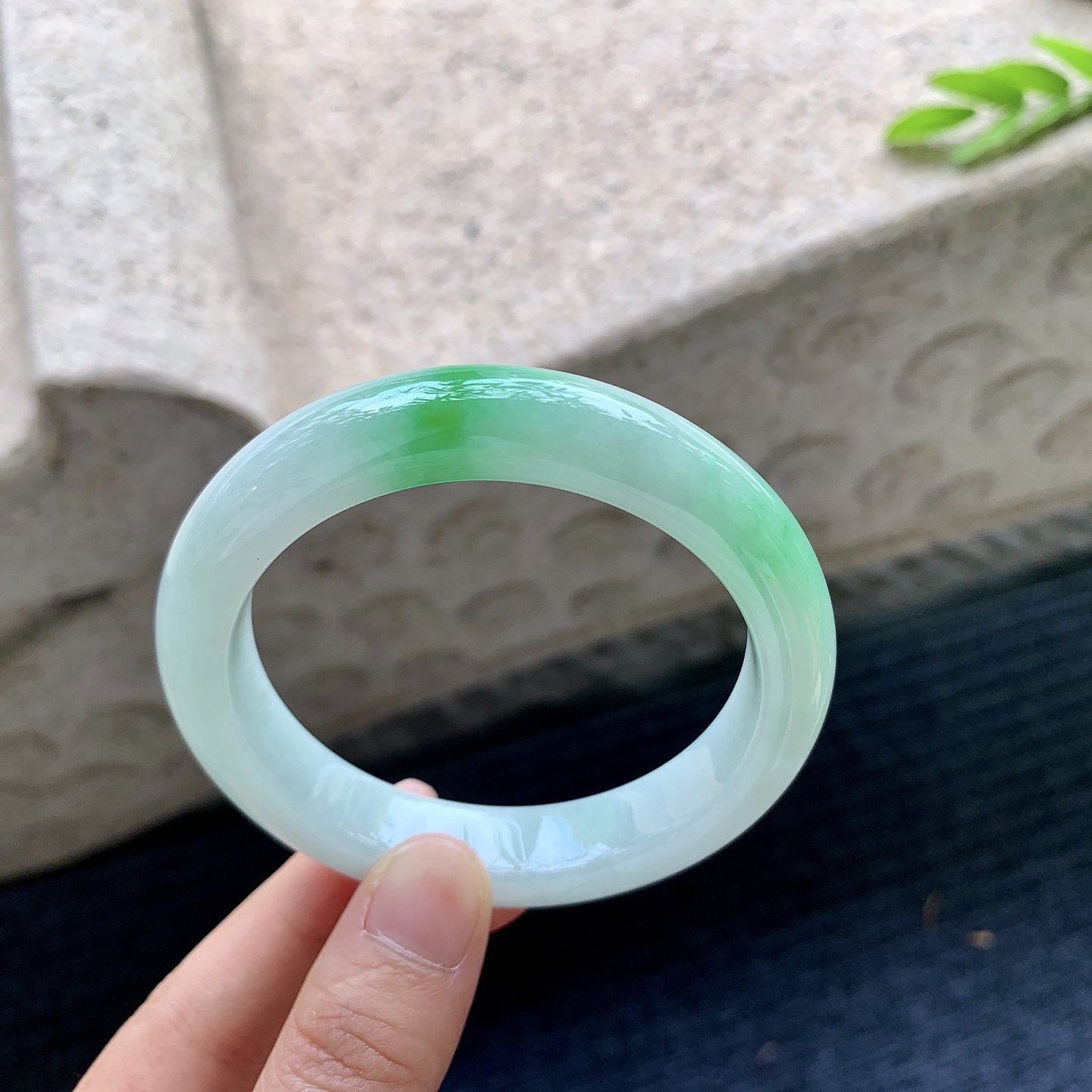 正圈55 56，圈口56.7/12/9，编码T1090420，描述细糯飘阳绿，水润，种老，细腻，无裂。