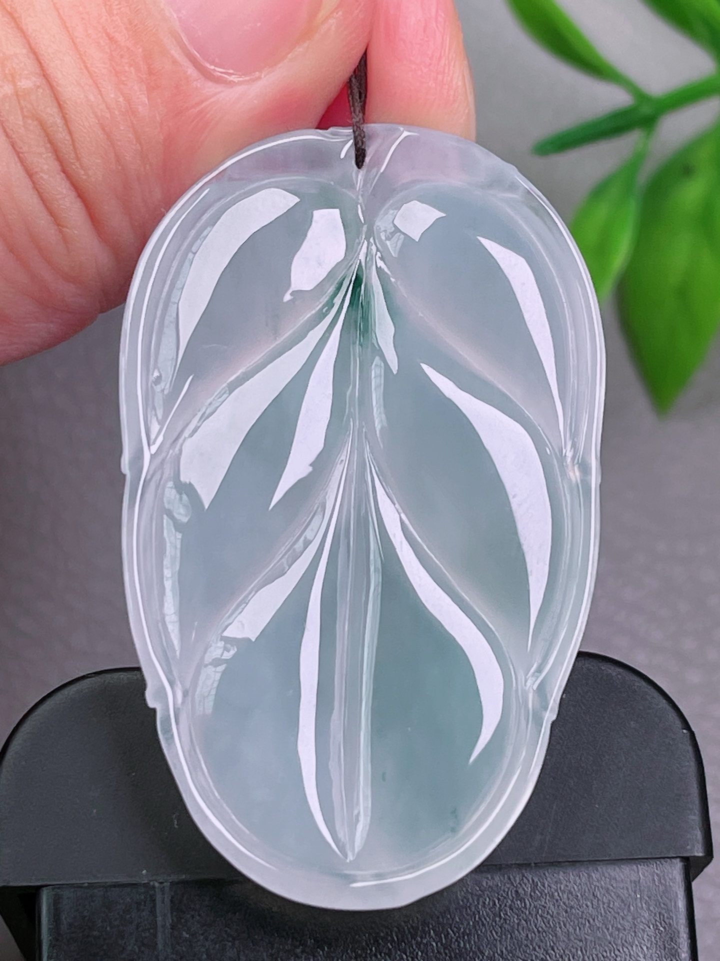 高冰种飘花叶子，无裂，冰透水润，油洁，起荧光，尺寸：46.5-28.4-5.7