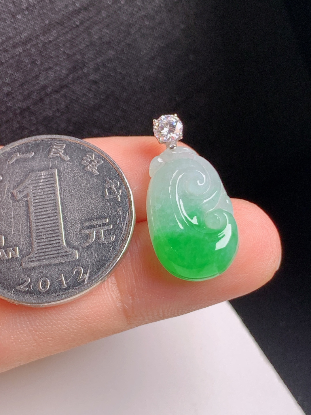 冰种绿如意吊坠，色泽明艳，种水俱佳，万事顺遂，裸石19-11.8-5.324