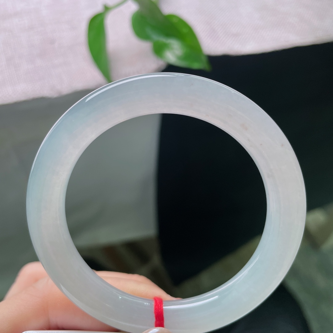冰种圆条，无裂，洒金如秋花漫开，不见浓艳，只见细碎温柔的花开景致，佩戴于手，静享秋日安然。ss58232a