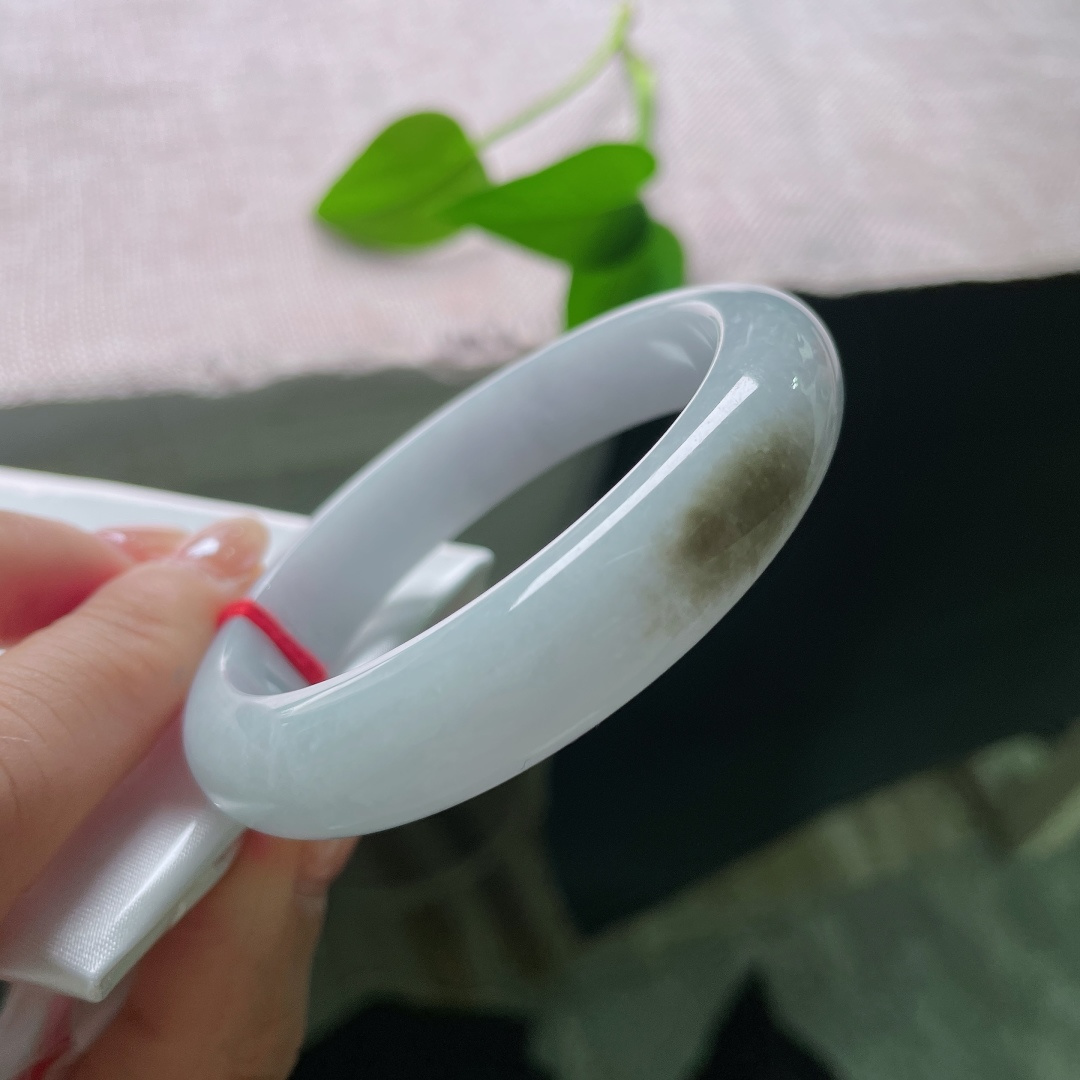 飘花正圈，一点晶体，淡底洒黄翡平安镯，底子清润素雅浅白柔润，一处暖褐黄翡落于镯身，点睛出彩。ss57902a