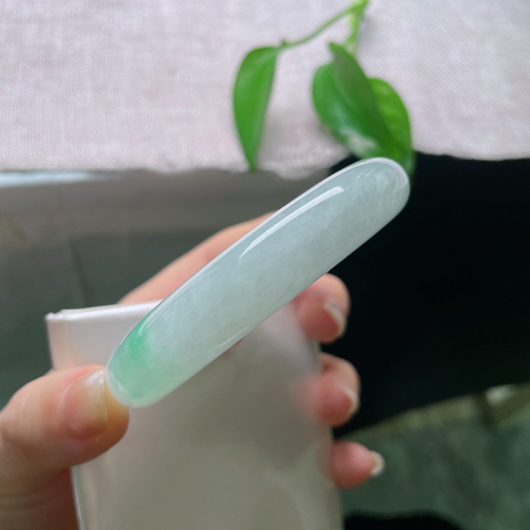 55/12.9/9.8，飘花正圈，有棉线，玉质温润细腻，柔光静静流淌，不似浓艳珠宝那般张扬，点点飘绿恰到好处，悄悄点亮整只镯子的灵气。ss58045a