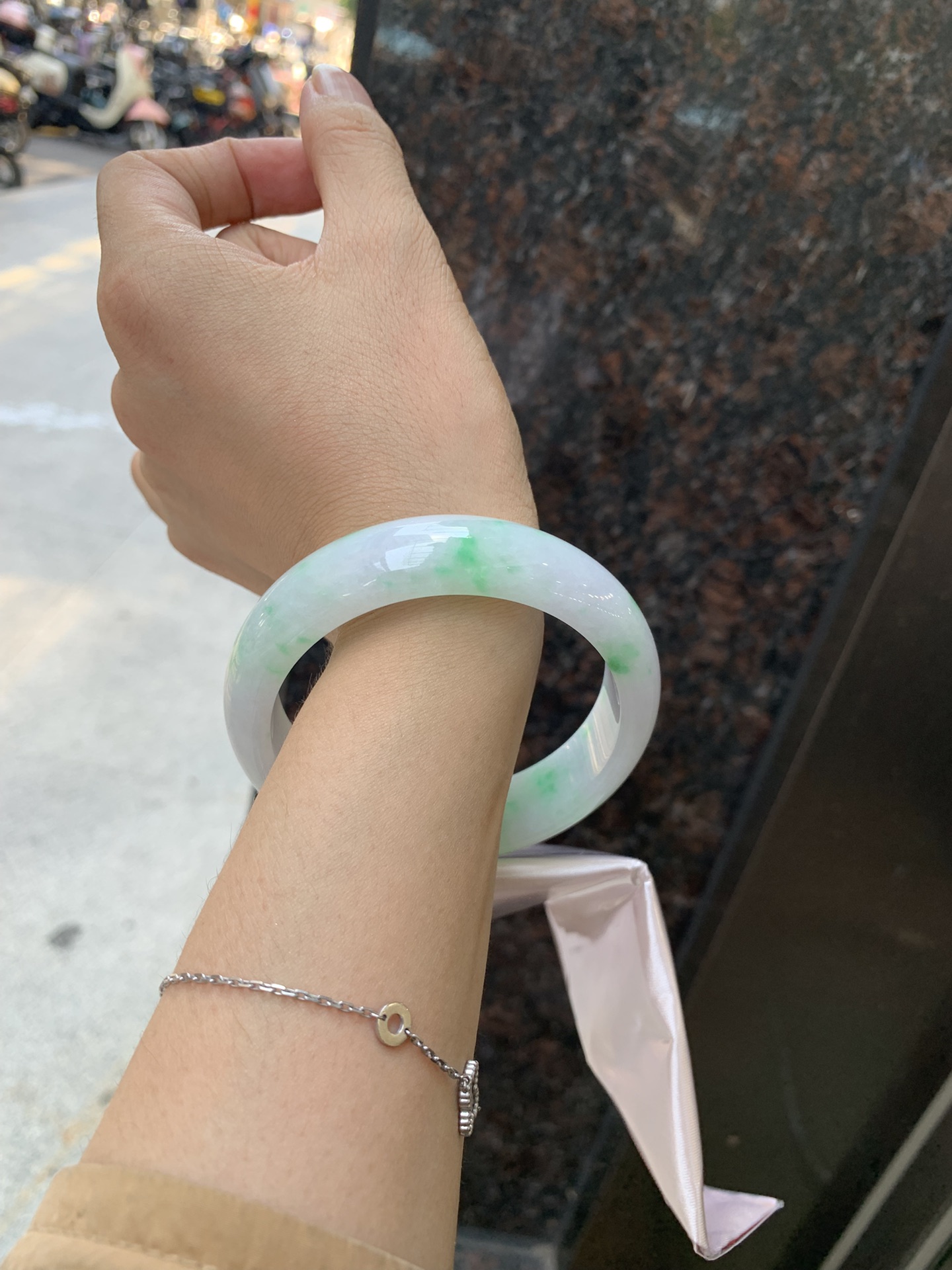 白底青/阳绿宽版正圈,0726-X790-3,无裂，底妆白净水润，阳绿花点缀，镯色生香，腕间之美，水润中透着灵气，仙气缭绕，温婉可人，举手投足间皆是美好
