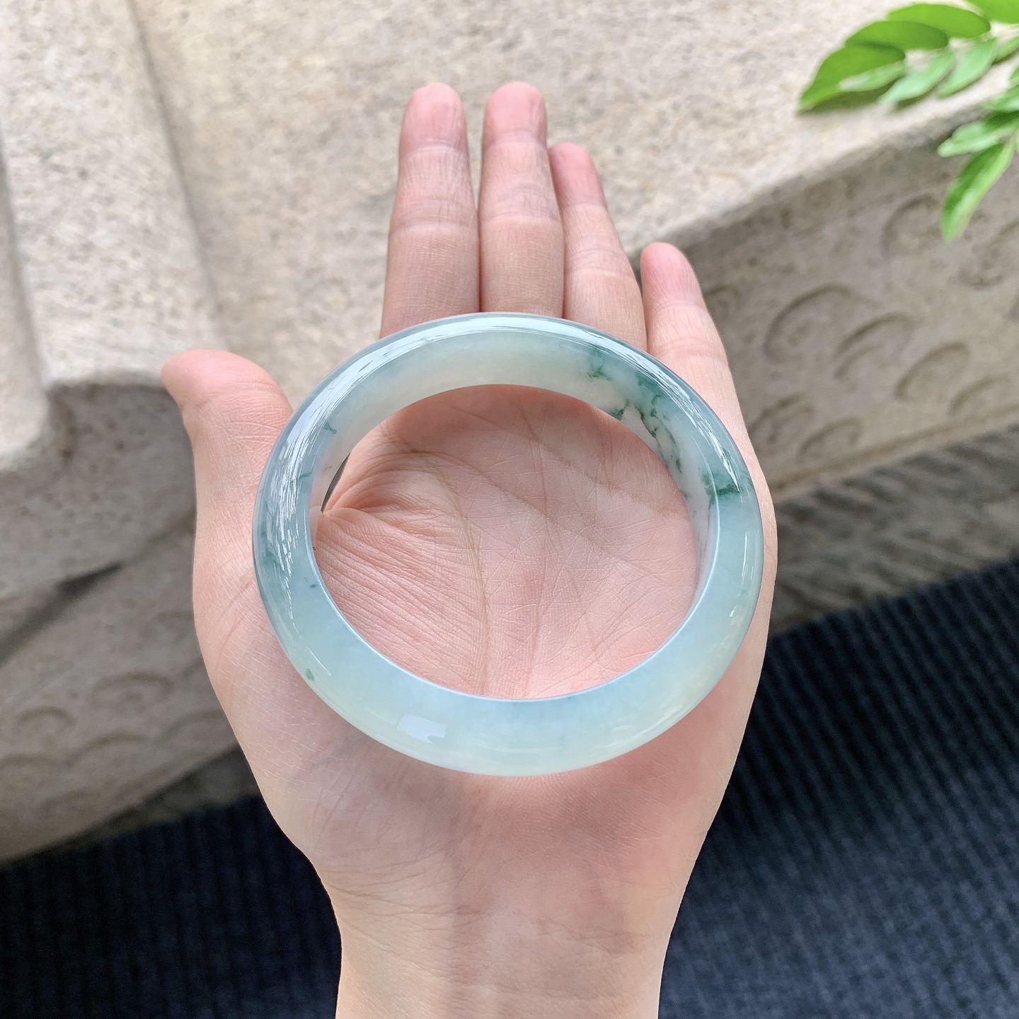 正圈57 58，圈口57.2/13/8.6，编码BA090574，糯冰飘花，水润，种老，细腻，无裂。