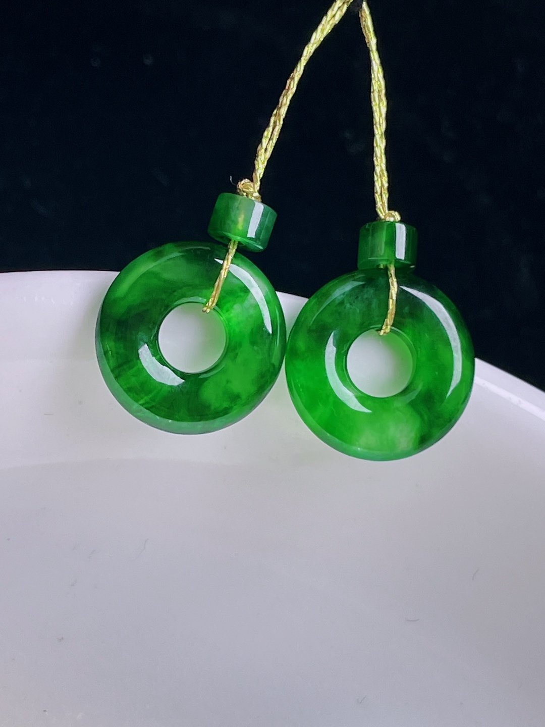️辣绿耳坠，老种起光，细底通透，尺寸：11.9/2.6mm0904