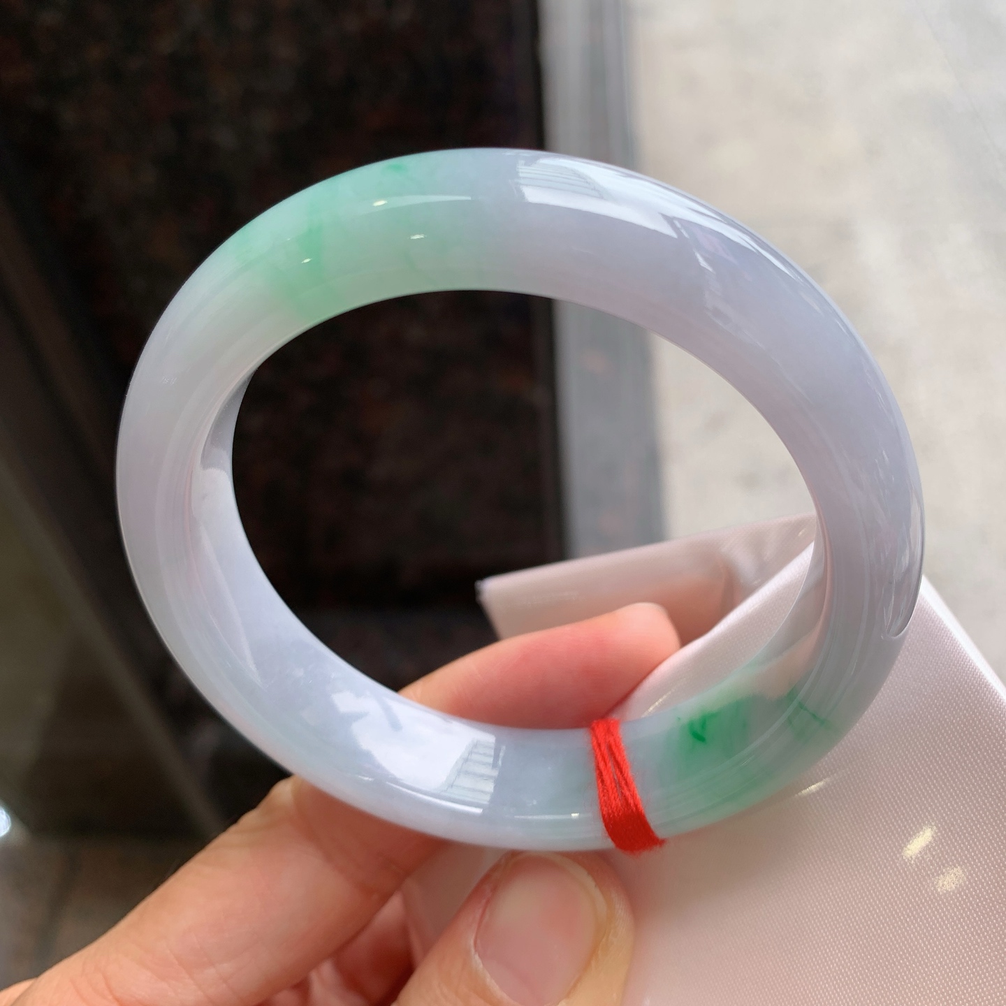 正圈飘绿，无裂，细腻