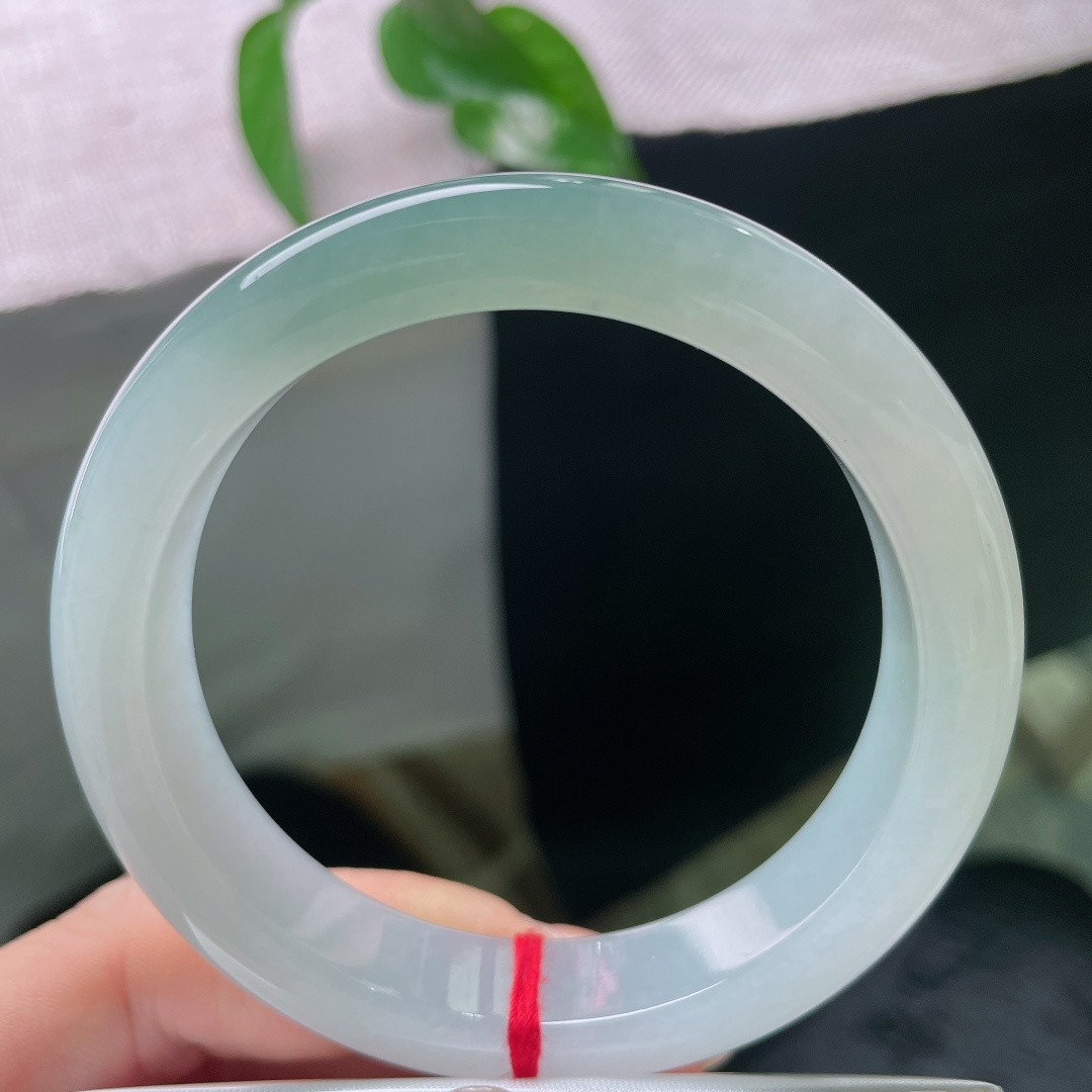 冰油正圈，无裂，种质清透莹润，玉质致密细腻，镯身流转柔润胶光，光泽内敛贵气，是好玉独有的温润宝光。s