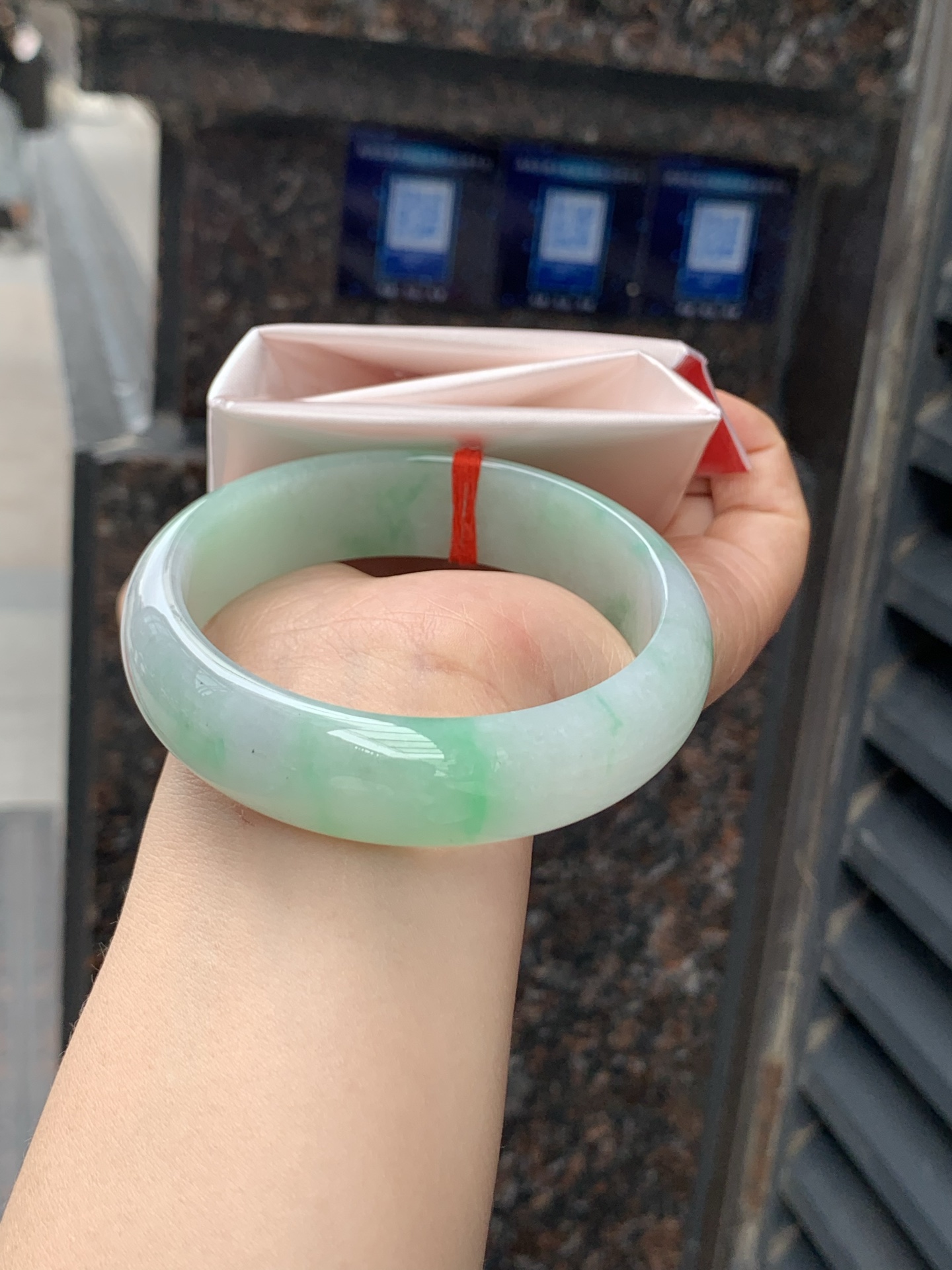飘绿宽版正圈,打灯细纹，有矿点，底子干净细腻，宽版大圈口