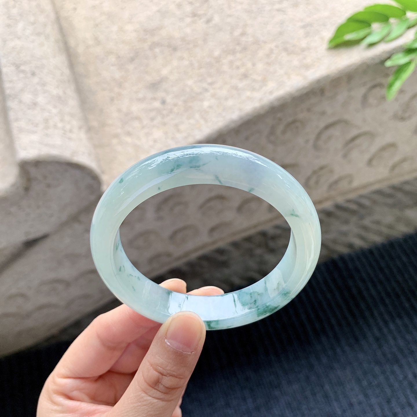 正圈57 58，圈口57.2/13/8.6，编码BA090574，糯冰飘花，水润，种老，细腻，无裂。