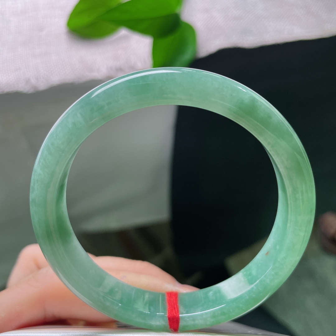 绿底正圈，皮纹，满圈浓郁绿调，玉色匀净温润，绿意沉静内敛，复古感满满，上手沉稳显气质。ss57923