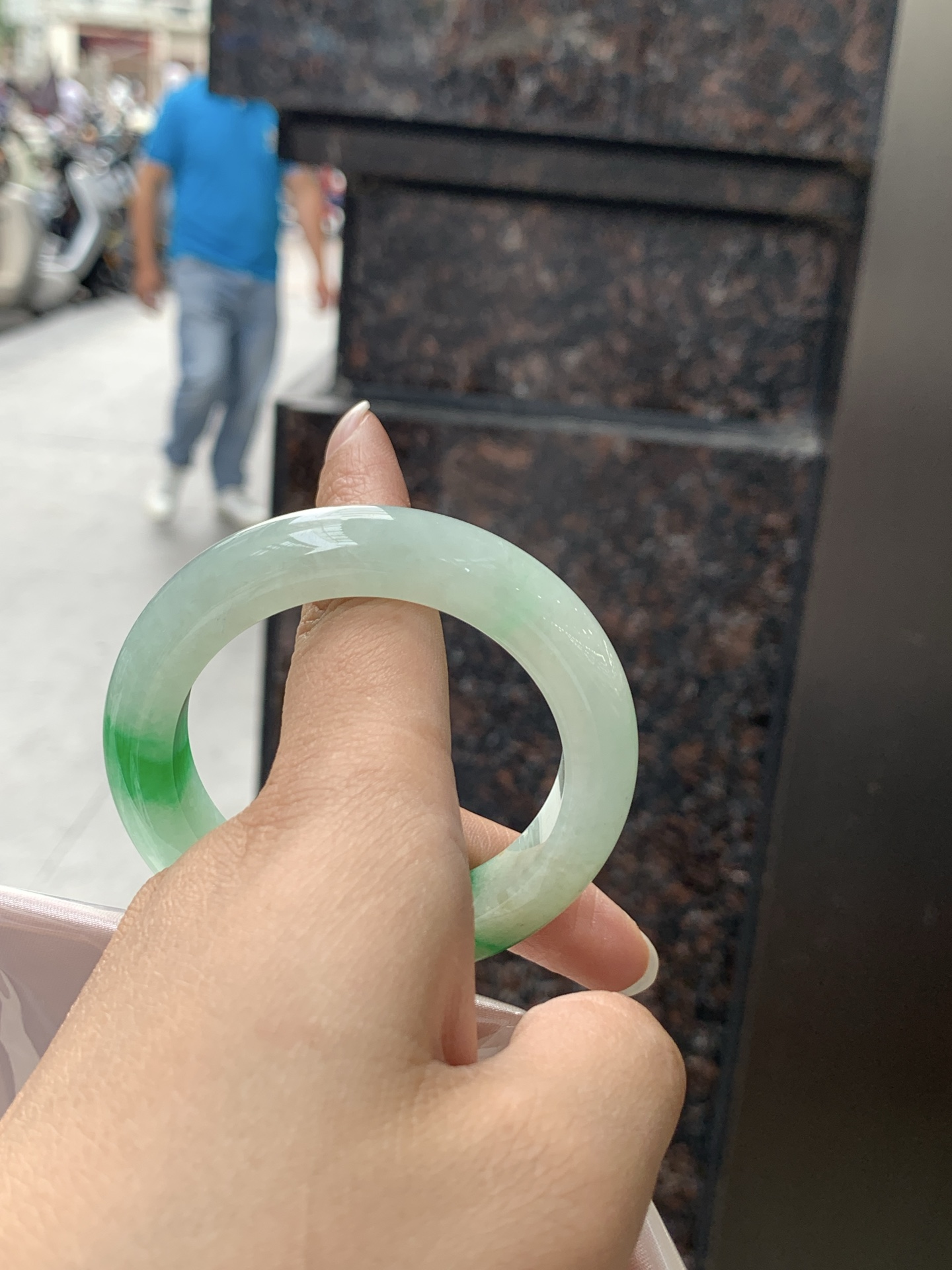 飘阳绿正圈, 打灯细纹，飘阳绿花，鲜艳得像新冒头的嫩芽，灵动清新，即柔和又充满生机。
