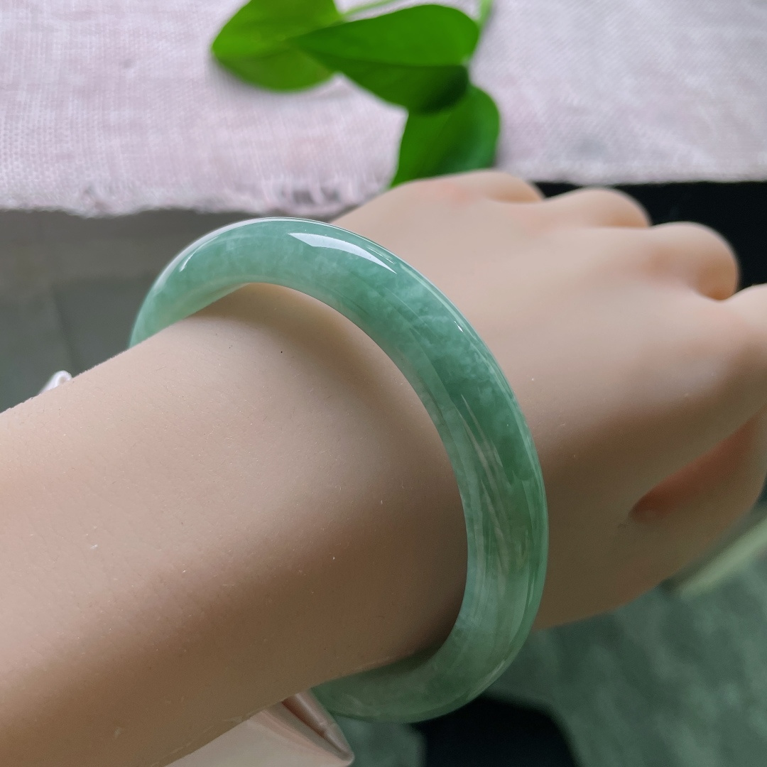 绿底正圈，皮纹，满圈绿意柔和饱满，玉质细腻色调清新温润，上手沉稳大方，ss57920a