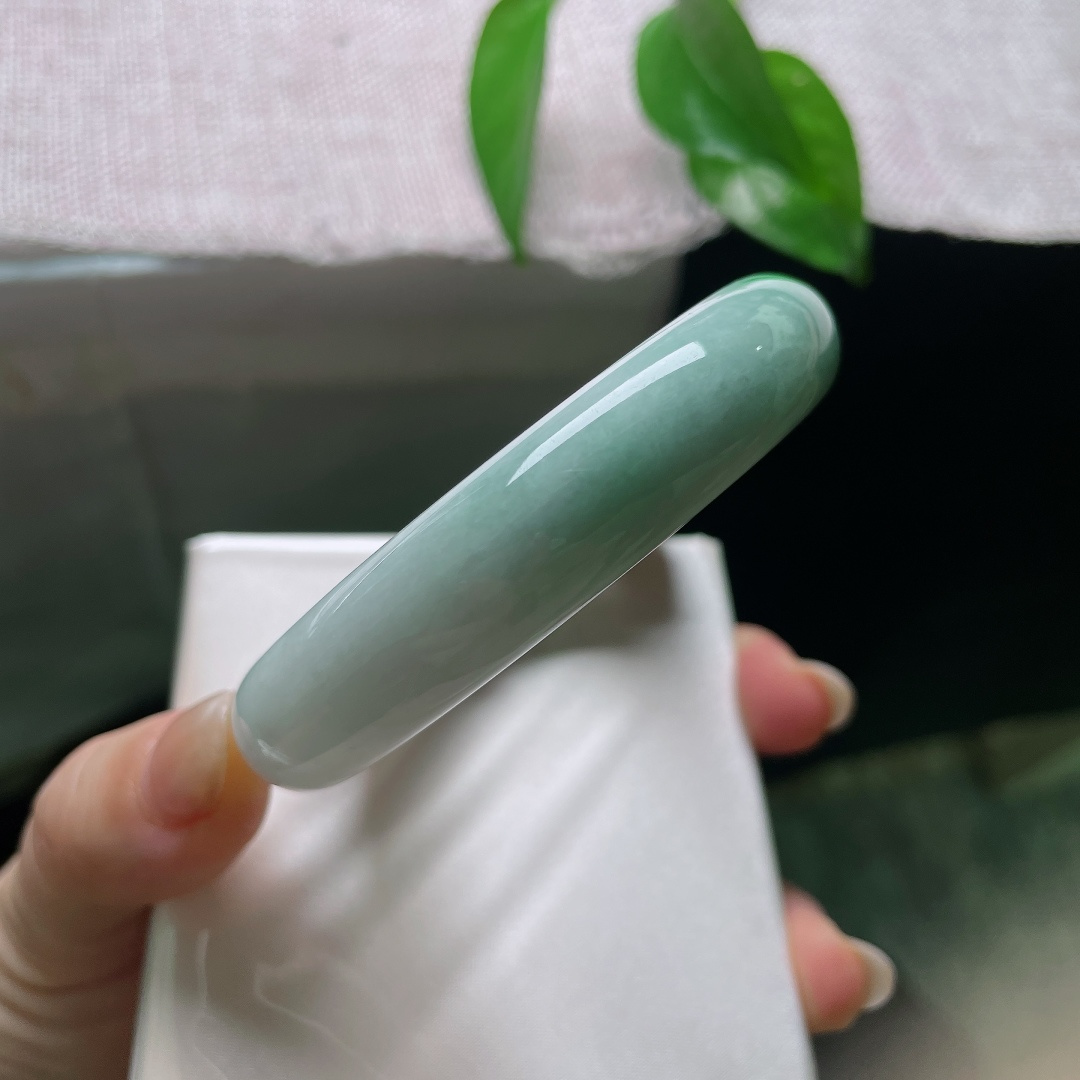 57.2/13.9/9.3，飘绿正圈，横纹，素白玉底之上，浓艳辣绿肆意流淌，翠色浓郁饱和度高，明艳张扬又不失端庄。ss57984a
