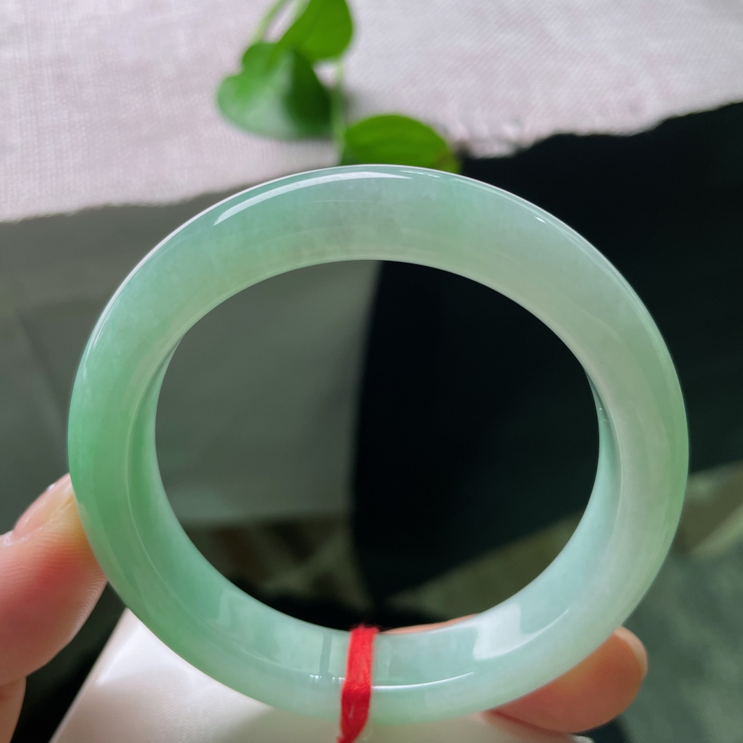 绿底正圈，无裂，满圈晴翠莹光流转，玉韵华贵，自带温润珠光贵气。ss58125a