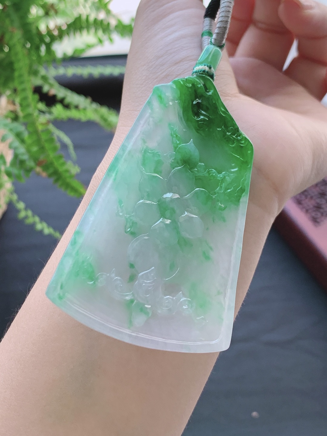 裸石冰飘辣绿大势至持莲观音牌吊坠，性比高，飘绿，飘花，超厚，尺寸73.5-47.2-10.2，重量52克