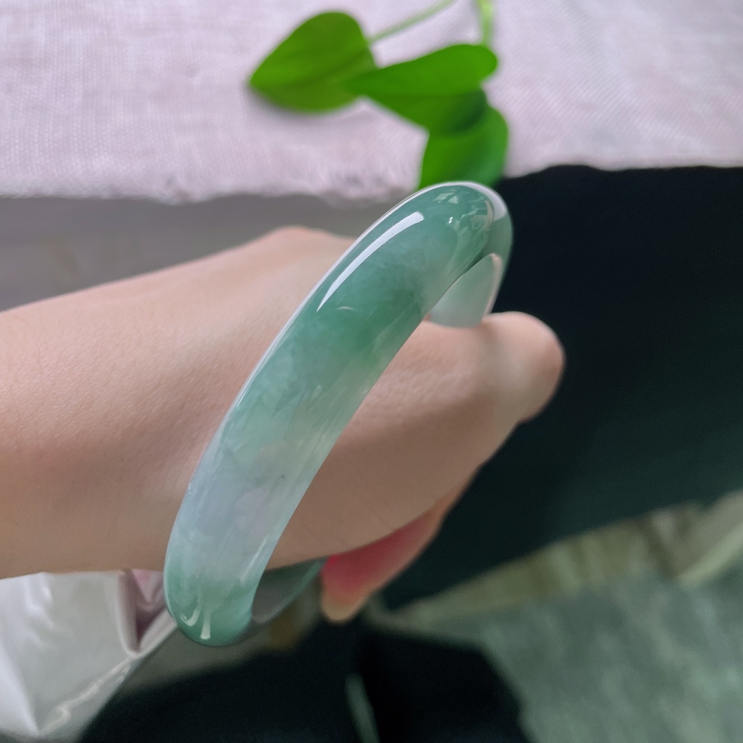 油青正圈，晶体，种水通透水灵，镯身带着清爽冰感，玉质细腻，水光流转，通透感十足。ss58023a