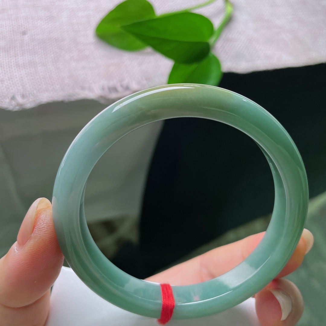 蓝底正圈，一点皮纹，冰油青正圈平安镯，镯身是沉静温润的油调湖青色，色调内敛柔和，质感。ss57905a