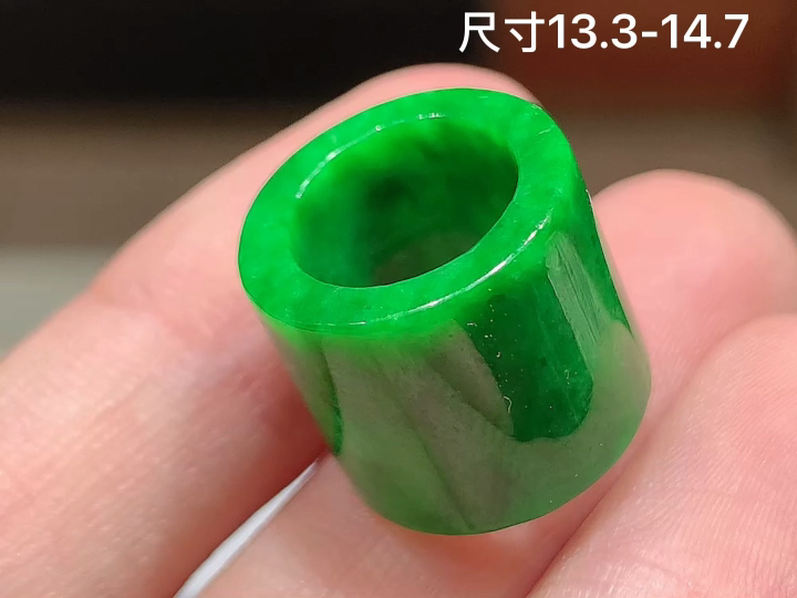 辣绿路路通,老坑冰透 种老水足 水润光泽,性比高,无裂,尺寸看图