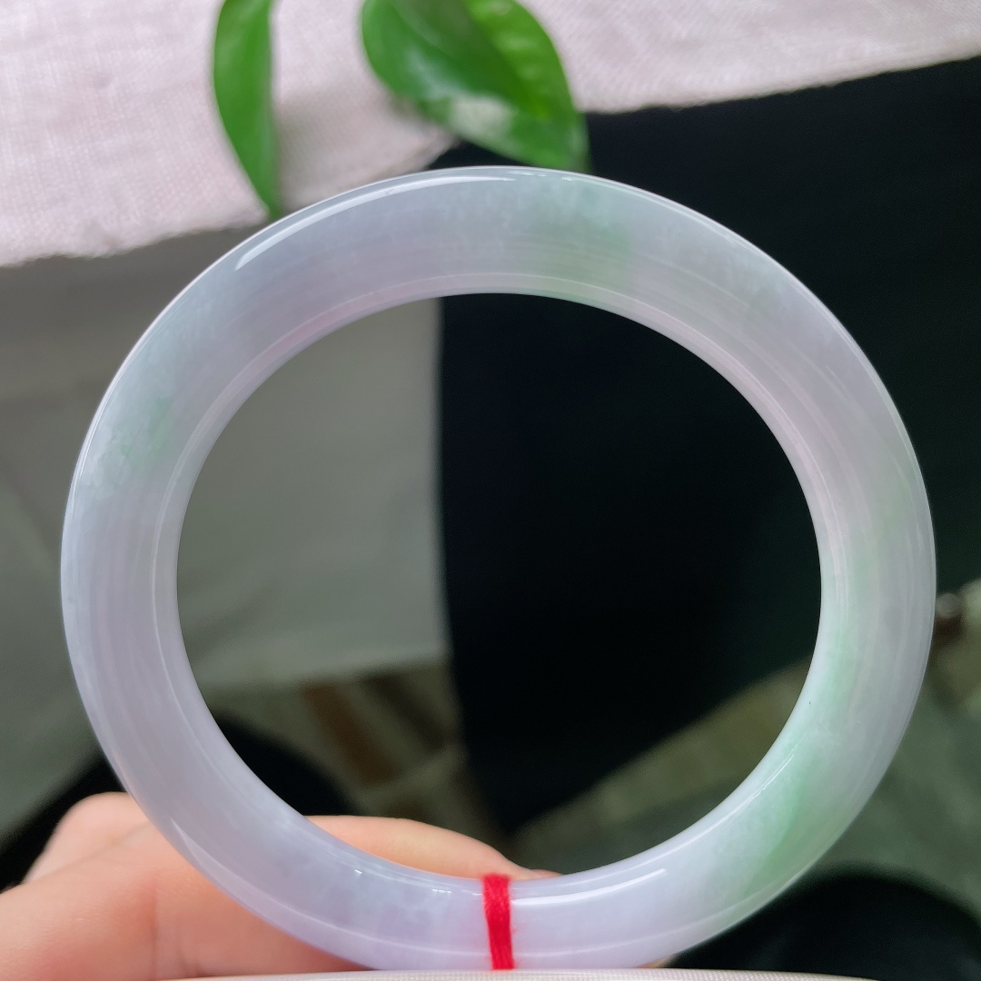 春彩圆条，内纹，温柔的淡紫缀着几缕青翠，不张扬却自带气韵，温润的镯身似是敛尽了人间柔和，ss57a