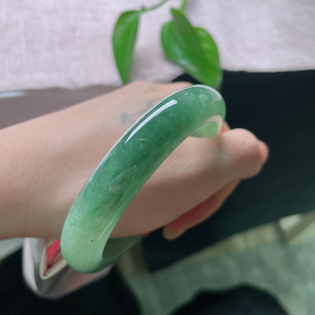 油青正圈，无裂，满圈油润湖水绿平安镯，翠色由浅至深自然晕染，深浅层次柔和过渡，如同沉浸在一汪幽深碧湖之中。ss58257a