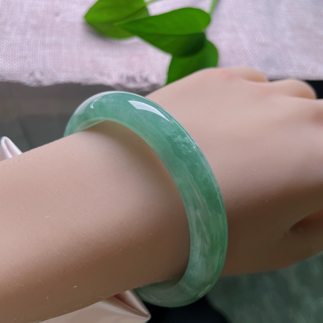 绿底正圈，皮纹，满圈浓郁绿调，玉色匀净温润，绿意沉静内敛，复古感满满，上手沉稳显气质。ss57923a
