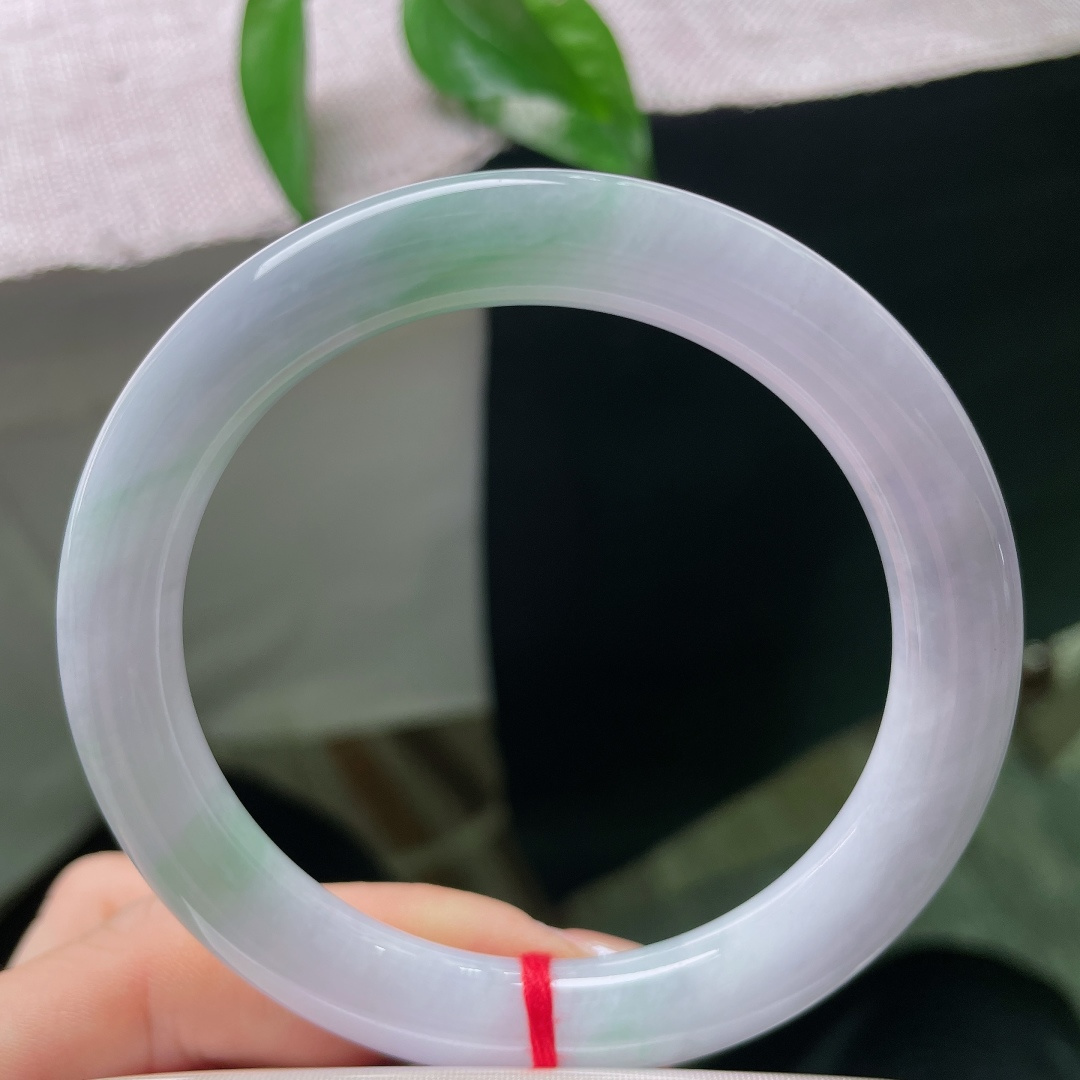 春彩圆条，内纹，温柔的淡紫缀着几缕青翠，不张扬却自带气韵，温润的镯身似是敛尽了人间柔和，ss57a