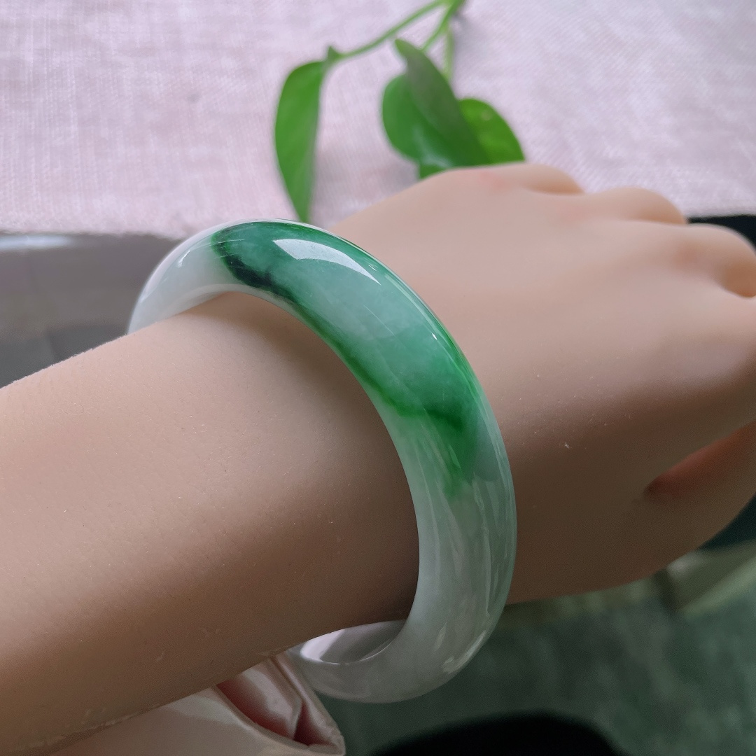 57.2/13.9/9.3，飘绿正圈，横纹，素白玉底之上，浓艳辣绿肆意流淌，翠色浓郁饱和度高，明艳张扬又不失端庄。ss57984a