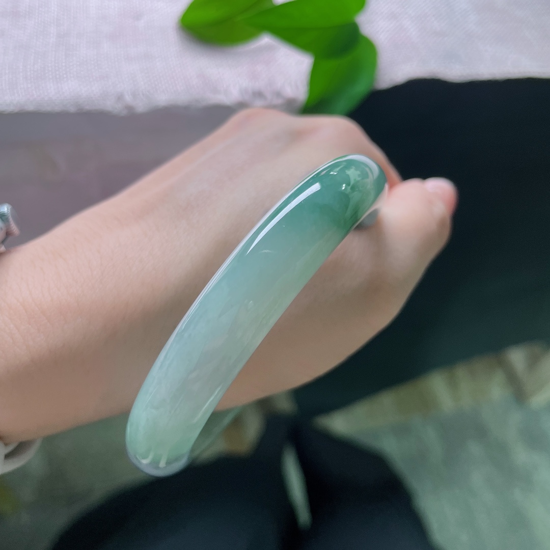 油青正圈，有纹，一镯揽住山间烟翠，绿雾轻笼玉骨，清雅脱俗，仙气悠悠，意境十足。ss58024a