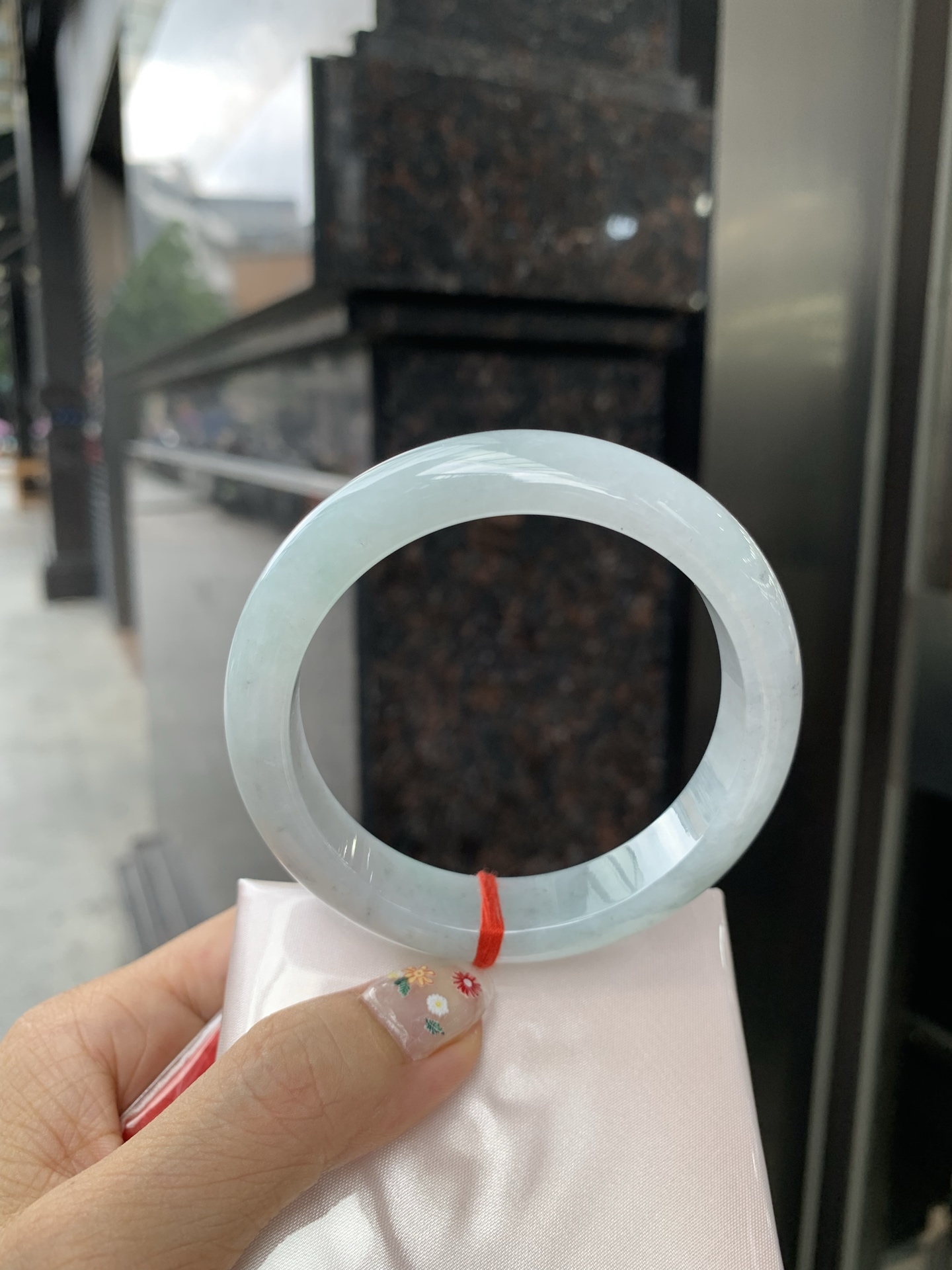淡果绿乌鸡正圈, 打灯棉线，底妆水润细腻，淡淡果绿为底，乌鸡花为韵，晕染出独一份的诗意浪漫。