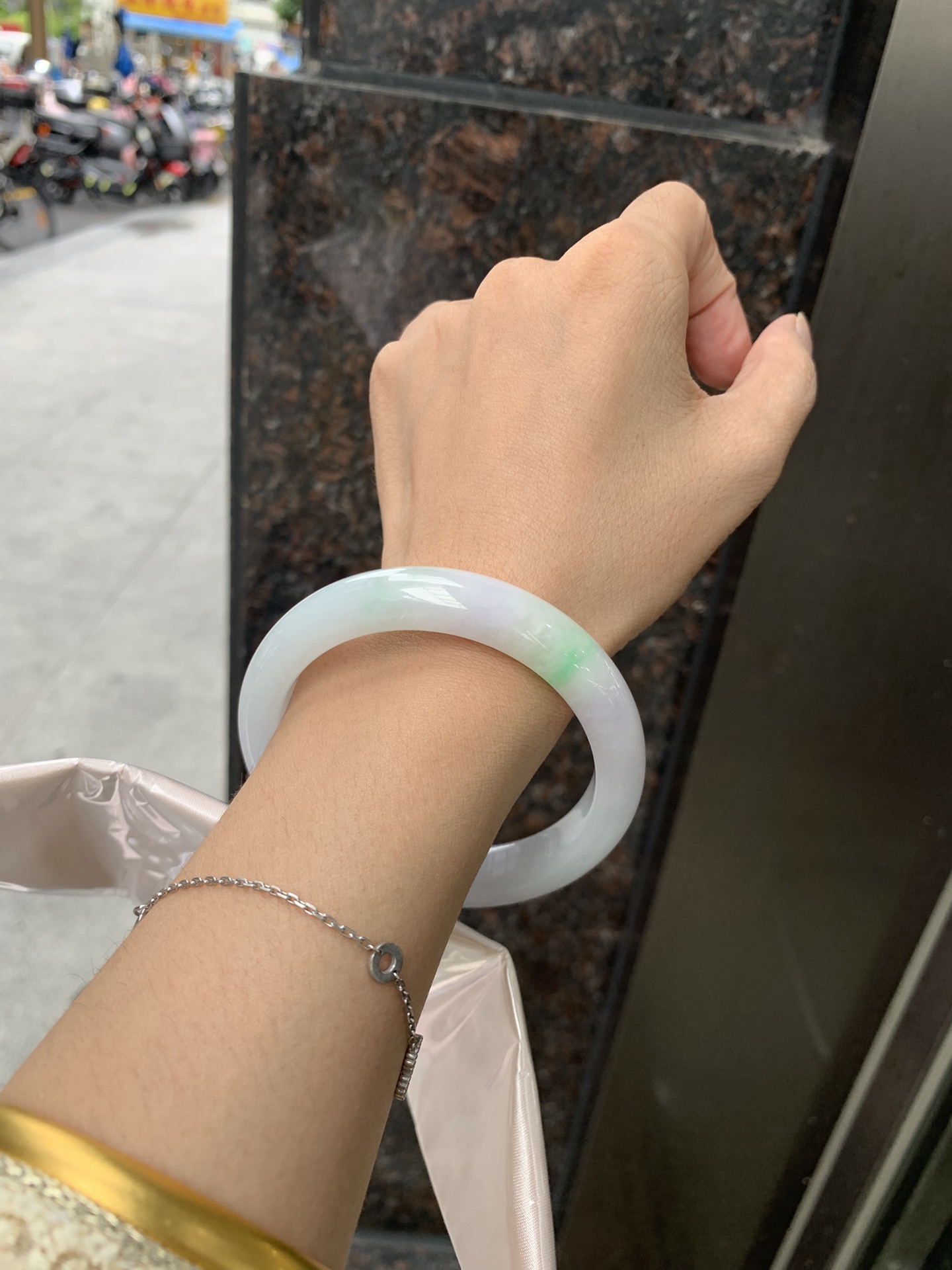 春彩正圈,0921-X750,打灯棉线，底妆干净细腻，阳绿花色碰上梦幻般的春，像是融化了的春天，所有的美好交织在一起，让人心生宁静而淡淡的欢喜