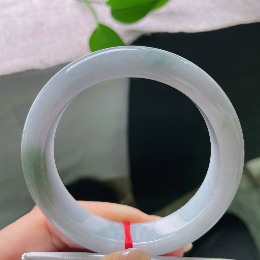 54.2/12.8/8.7，飘花正圈，一点晶体，白底飘一抹绿平安镯，素雅浅白为底，几处翠色错落晕染，点睛别致。ss57908a