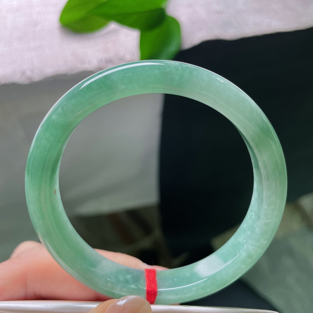 绿底正圈，皮纹，满圈浓郁绿调，玉色匀净温润，绿意沉静内敛，复古感满满，上手沉稳显气质。ss57923a