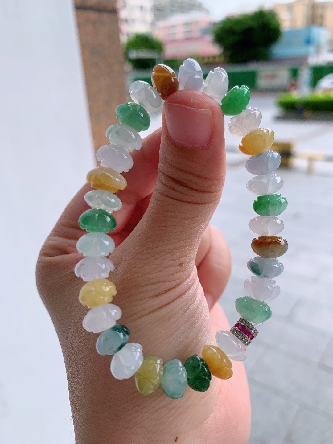 冰种三彩莲花手串，雕工精巧，色彩缤纷，好运连连，卡8.8
