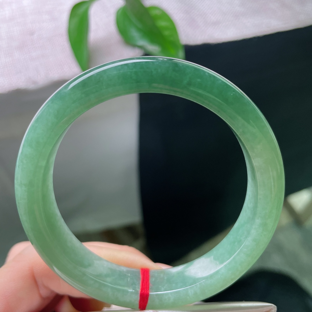 油青正圈，无裂，满圈油润湖水绿平安镯，翠色由浅至深自然晕染，深浅层次柔和过渡，如同沉浸在一汪幽深碧湖