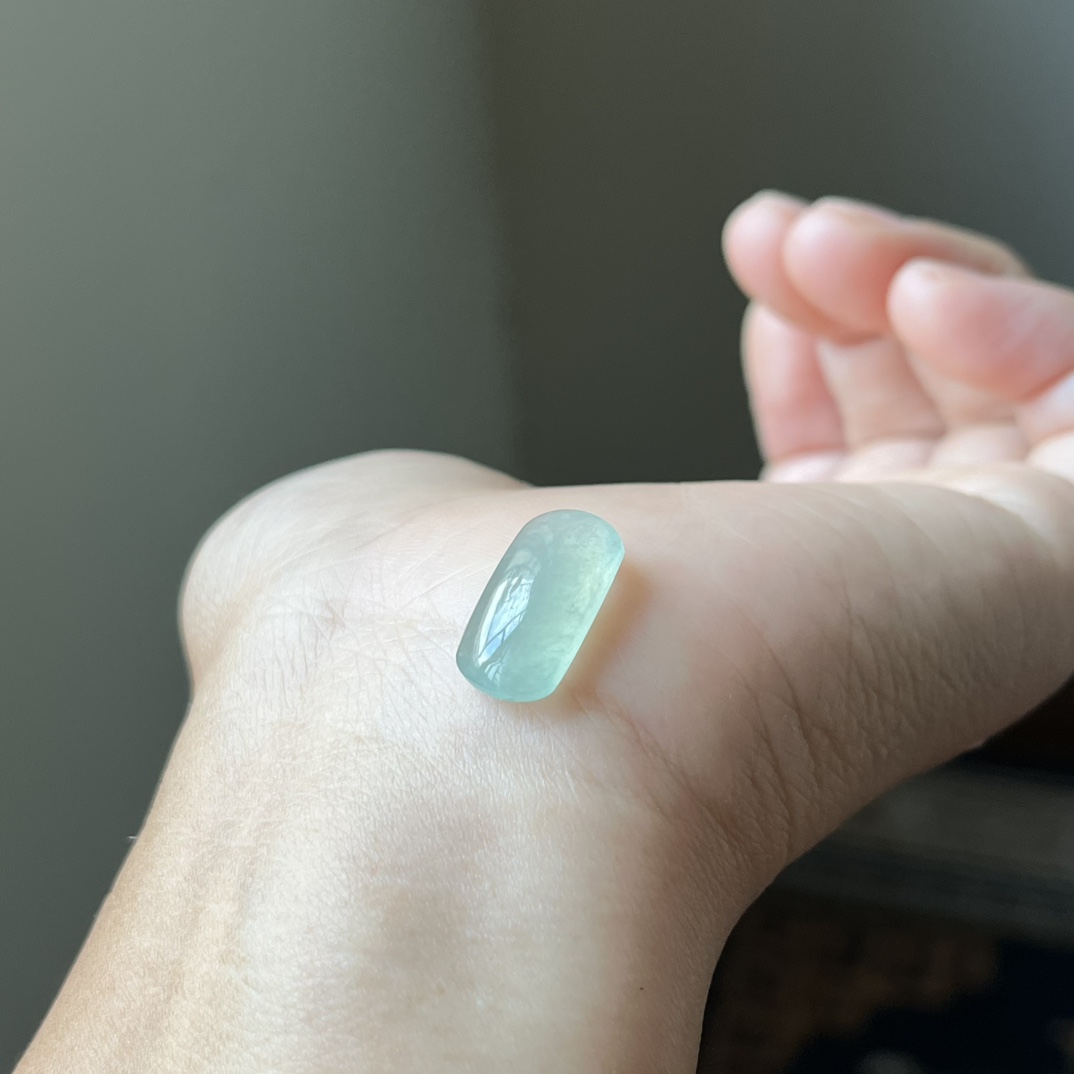 冰种晴水绿马鞍裸石，种水好，饱满厚庄，冰透无裂，尺寸17.1×8.8×5.1，代镶嵌，参考图9，超值