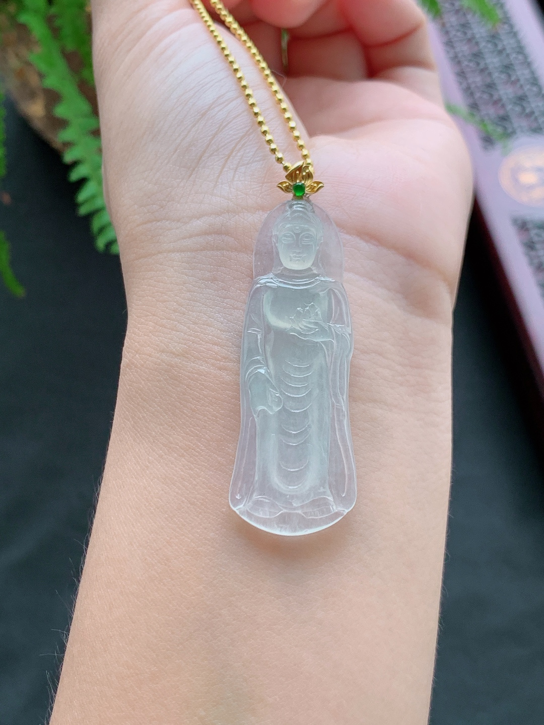 冰大势至菩萨牌持莲观音牌吊坠,18k金镶嵌,性比高,站观音,整体56.7,裸石51.3-18.8-4.8,重量7.7克