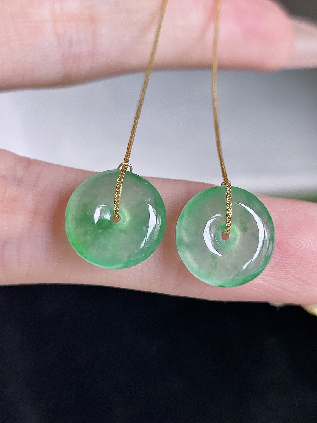 冰飘绿花平安扣耳坠,花色灵动,18k金镶嵌,裸石11.6/3.8