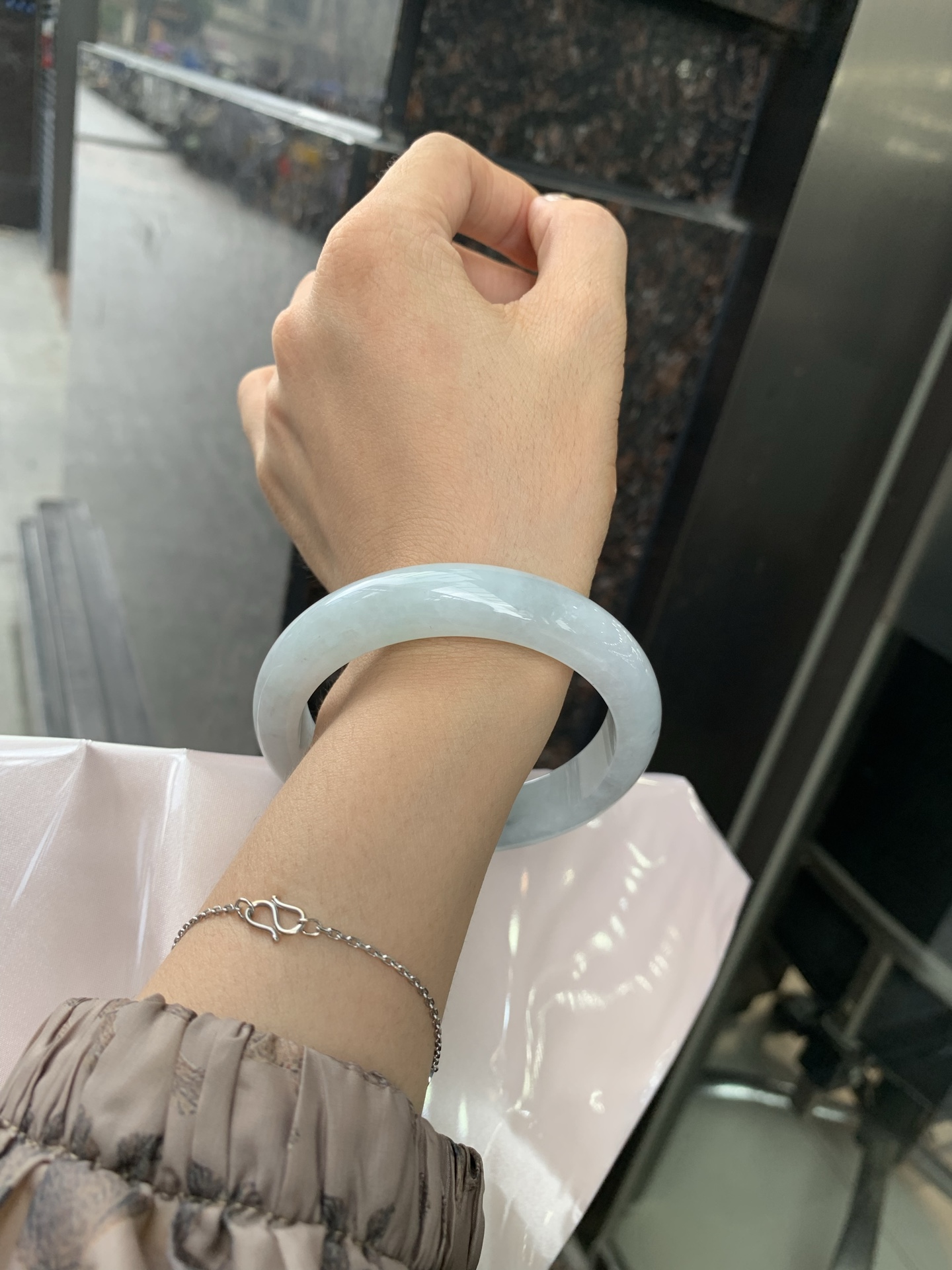 淡果绿乌鸡正圈, 打灯棉线，底妆水润细腻，淡淡果绿为底，乌鸡花为韵，晕染出独一份的诗意浪漫。