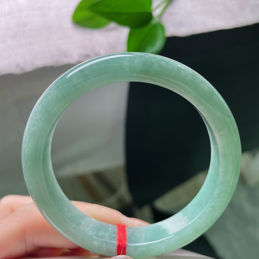 绿底正圈，一点皮纹，冰润湖绿平安镯，整圈是清透柔和的湖水绿调，色调均匀温润，满眼清爽舒适。ss579