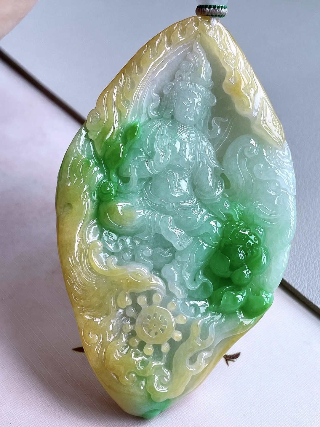 裸石高冰黄加绿御凤大观音牌吊坠,说明缅料无裂性比高厚装,尺寸81.5-49-9.7,重量59.4克