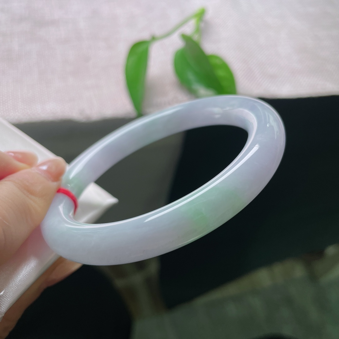 春彩圆条，内纹，温柔的淡紫缀着几缕青翠，不张扬却自带气韵，温润的镯身似是敛尽了人间柔和，ss57a