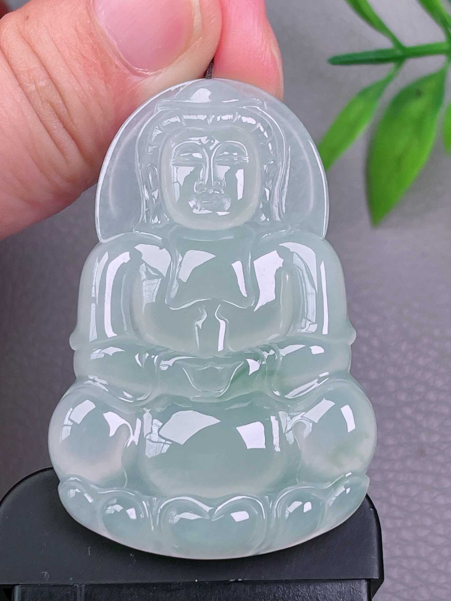高冰种观音，无裂，冰透水润，油洁细腻，起荧光，尺寸：54.2-35.5-6