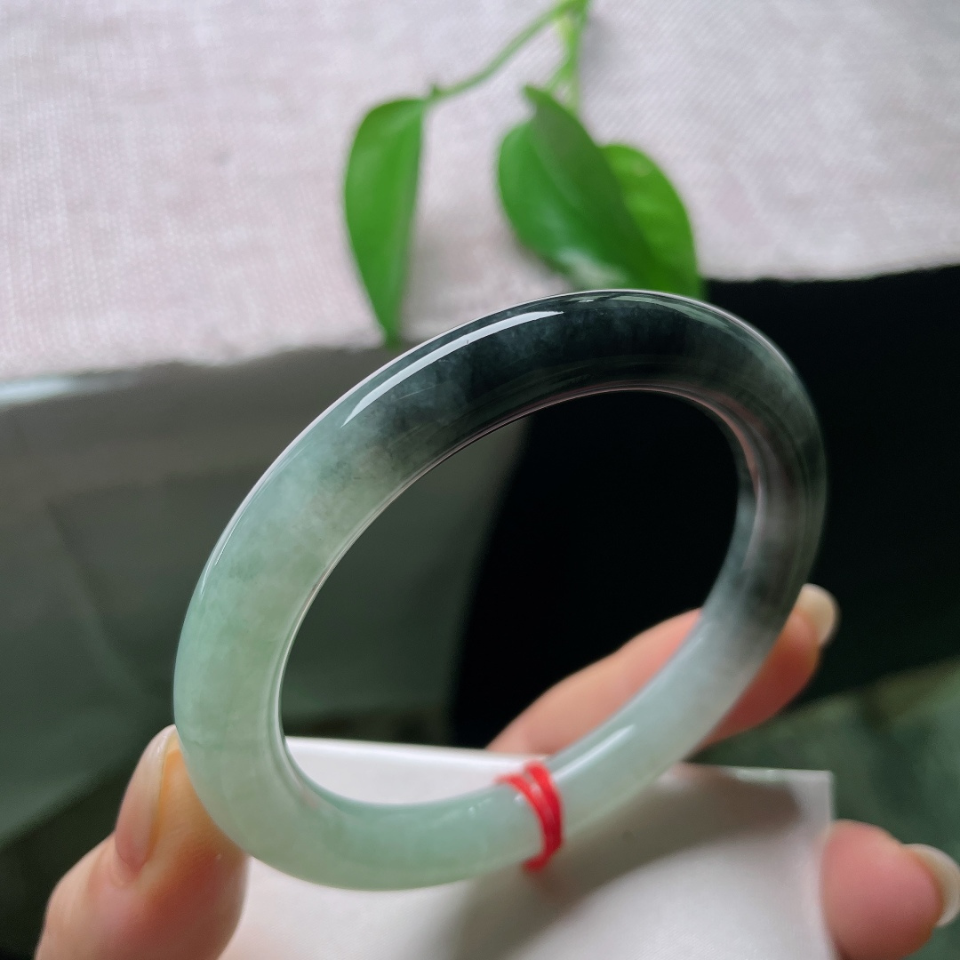 56.5/9.6，乌鸡圆条，一点皮纹，天然水墨意境浑然天成，墨韵在玉骨间缓缓流淌，不刻意雕琢，尽是大自然落笔的山河诗意。ss58012a