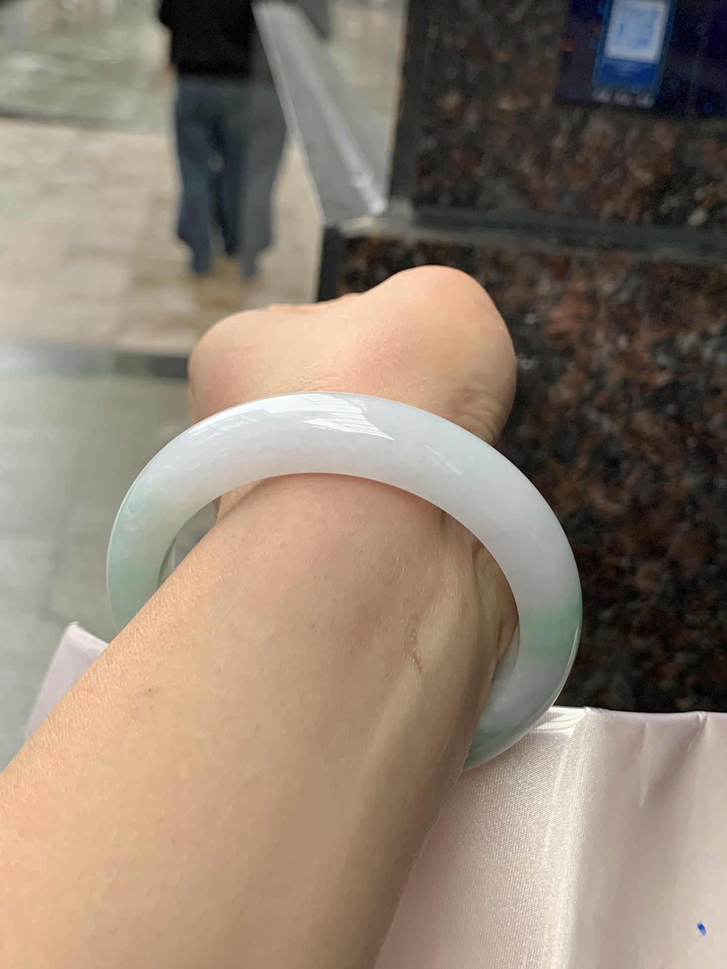 白底青正圈, 0423-N521, 无裂，底妆细腻，阳绿花点缀腕间风华，干净纯净的底色上，一抹翠色肆意流淌，宛如春日里的繁华盛景