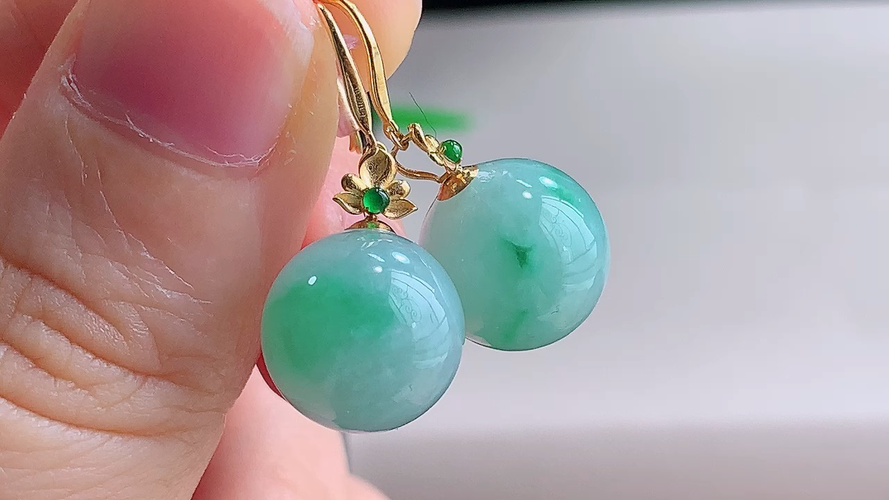 ️ 18K金伴钻飘绿珠子耳环，无裂，尺寸取一25.3/11.4mm，包A附证书