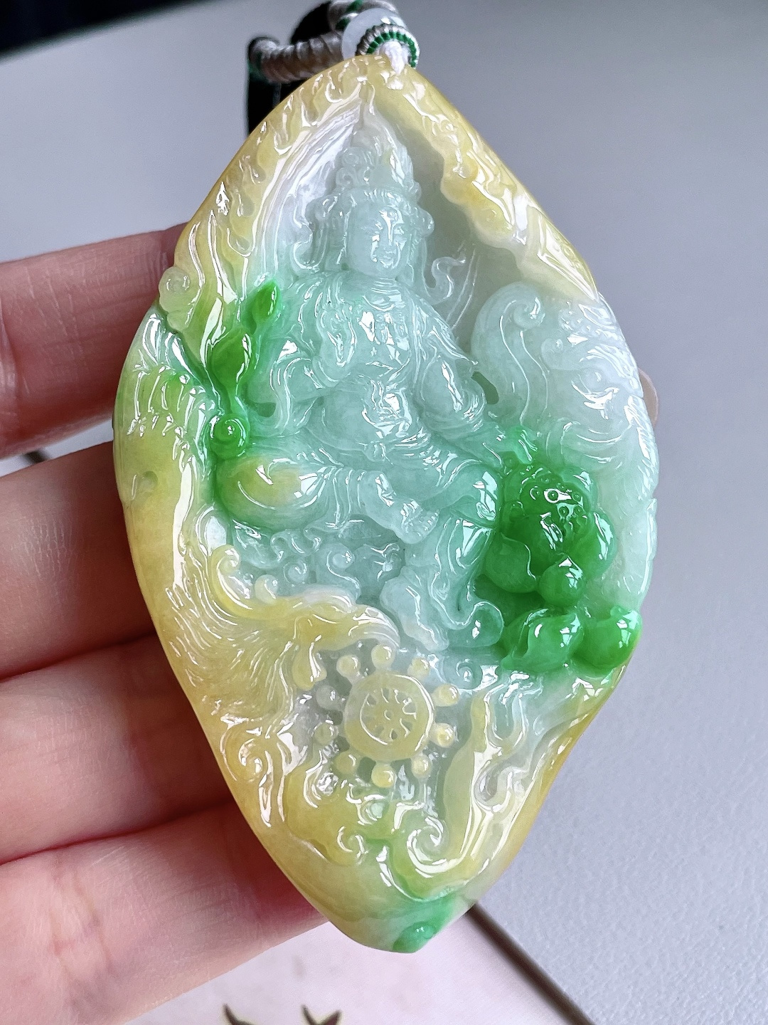 裸石高冰黄加绿御凤大观音牌吊坠,说明缅料无裂性比高厚装,尺寸81.5-49-9.7,重量59.4克